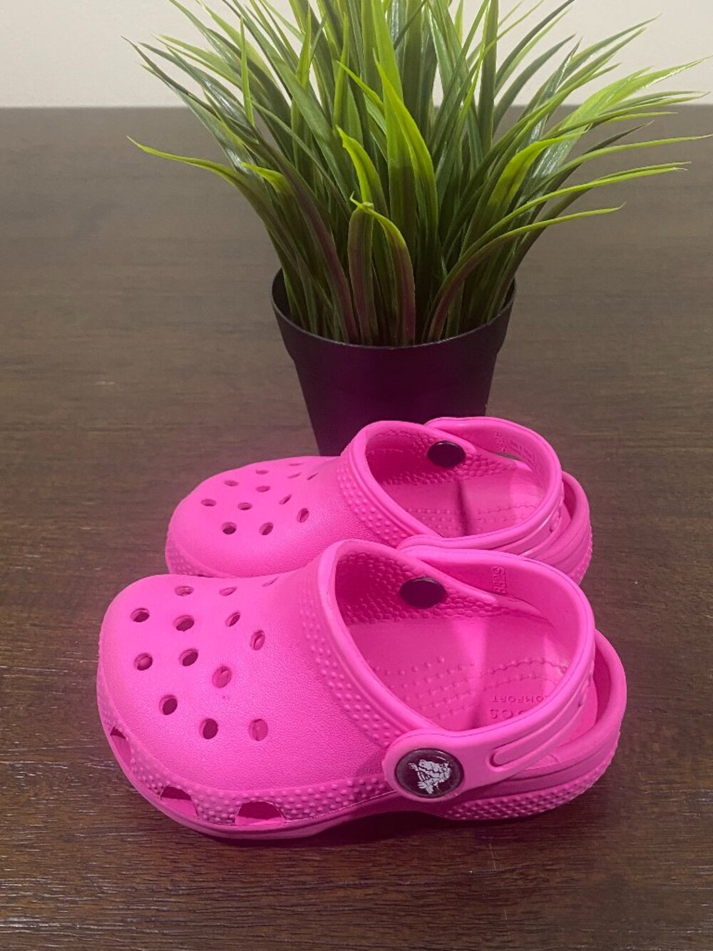 Crocs Kids Classic Clogs - Electric Pink - Size C6 (Baby / Toddler)